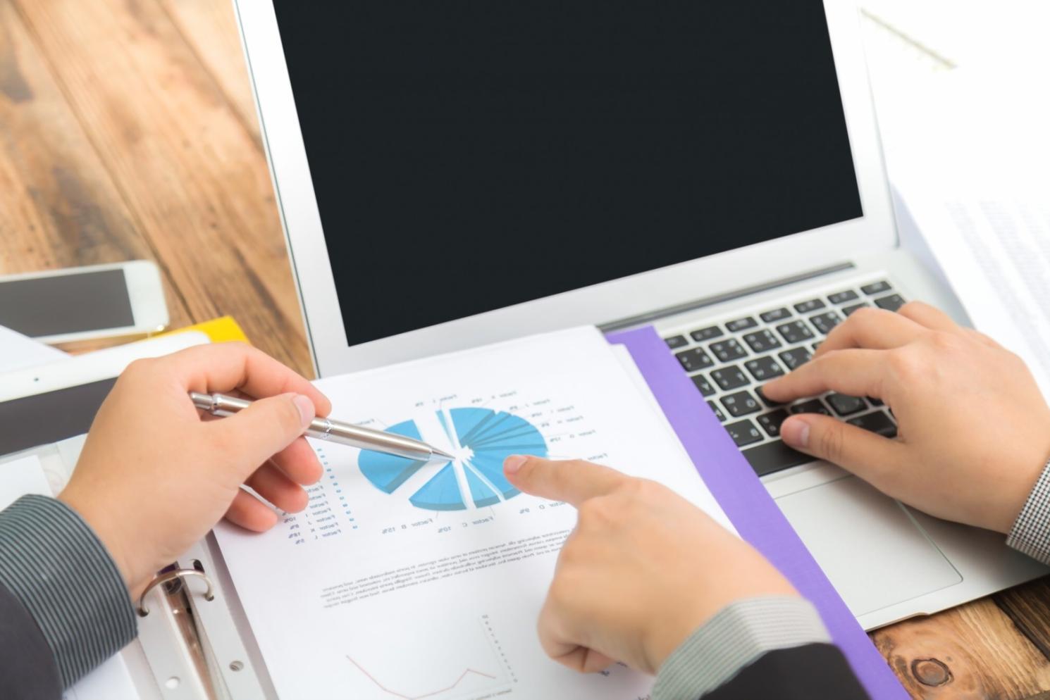 Équipe d'analystes financiers travaillant sur des données clients