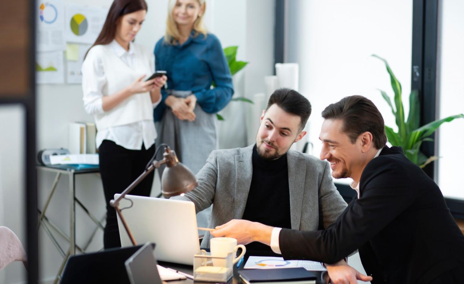 Bureau moderne avec équipe d'experts financiers en réunion stratégique
